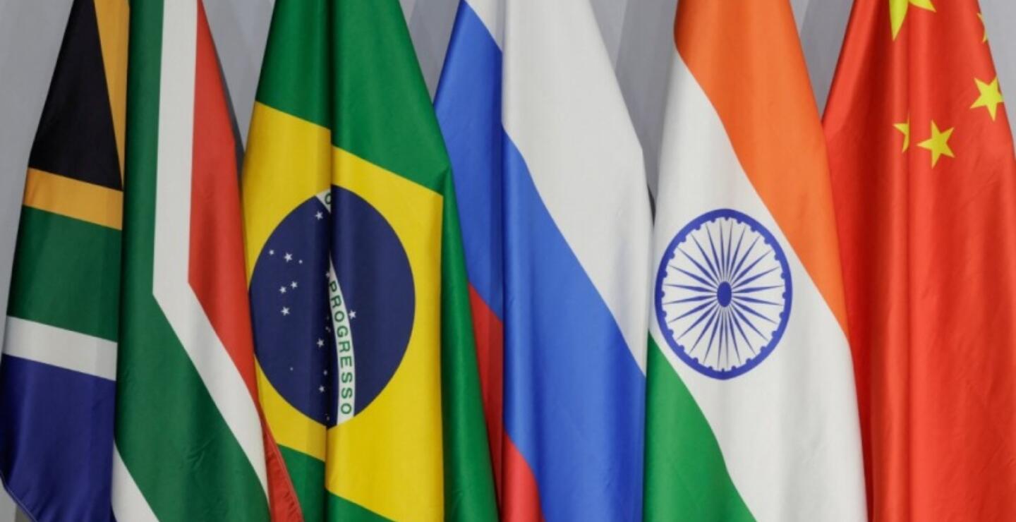 Una vista general de las banderas de (de izquierda a derecha) Sudáfrica, Brasil, Rusia, India y China durante la Cumbre BRICS de 2023.