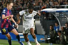 Linda Caicedo en acción de juego con Real Madrid frente a Barcelona en juego de Champions League femenina.
