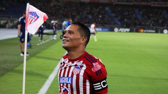 Carlos Bacca celebrando con el Junior de Barranquilla frente al América.  Carlos Bacca celebrando con el Junior de Barranquilla frente al América.