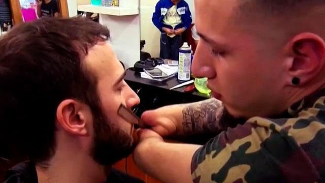 ¡Querer es poder! Barbero sin manos es uno de los mejores en Argentina