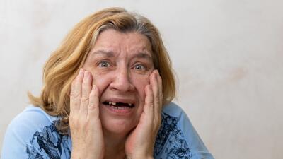 Persona sueña que se le caen los dientes. Imagen de referencia