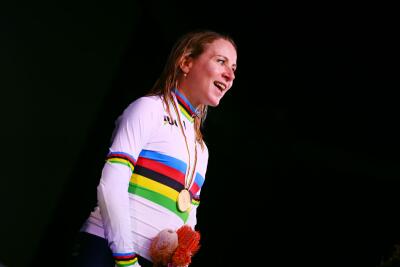 Annemiek van Vleuten, celebrando su título en el Mundial de ciclismo 2022.  Annemiek van Vleuten, celebrando su título en el Mundial de ciclismo 2022.