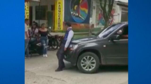 ¡Qué belleza! Funcionario arrastró a agente de tránsito que lo pilló mal parqueado