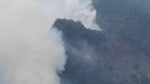 Voraz incendio forestal amenaza al Cerro de Barco reserva forestal, en El Peñón, Santander. jpg