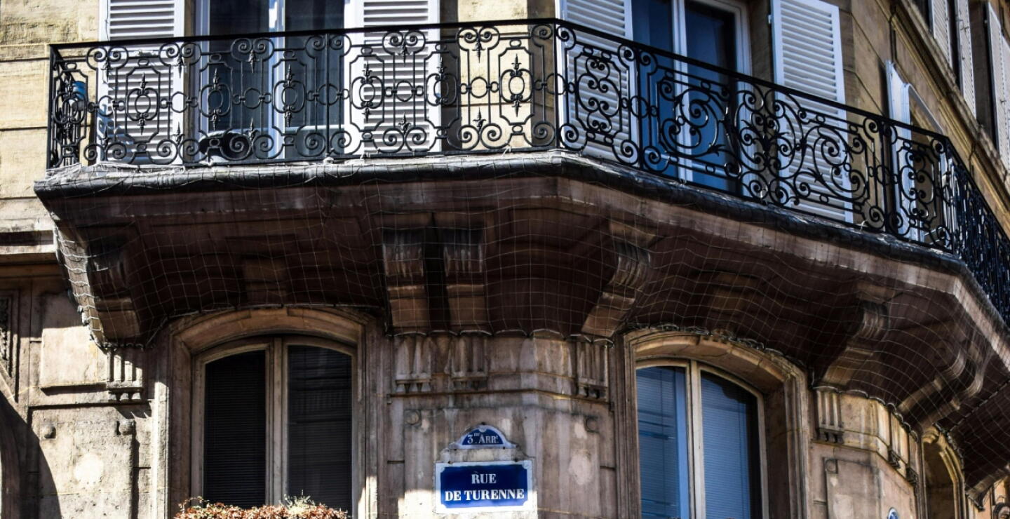 Ventana de una casa en París, Francia. 