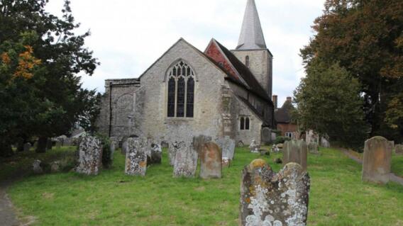 272543_El cementerio junto a la iglesia de St. Nicholas, en Pluckley. / AFP