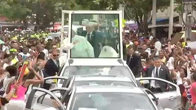 Fue un accidente: momento exacto en que Francisco se golpea contra el marco del papamóvil