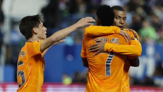 Real Madrid celebra triunfo en la Liga de España. Real Madrid celebra triunfo en la Liga de España.