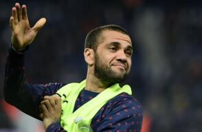 308923_Dani Alves sonríe: el PSG le renovó por una temporada, con opción a otra adicional