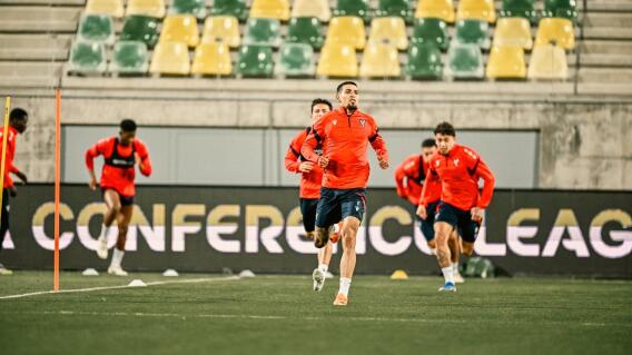 Daniel Muñoz volvió a ser convocado por Crystal Palace tras superar una lesión en el hombro. 