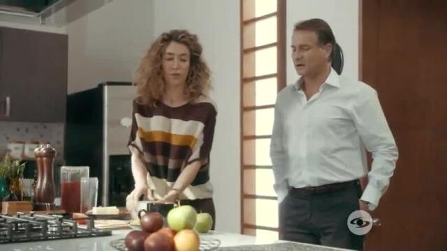 Octavio hace todo lo posible por recuperar el amor de Esther Octavio hace todo lo posible por recuperar el amor de Esther