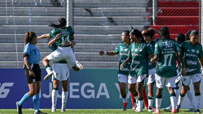 Jugadoras del Deportivo Cali festejan el gol que le marcaron a Libertad en la Copa Libertadores femenina. 