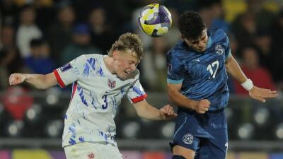 Acción de juego entre Paraguay y Noruega en el Mundial Sub-20.