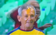 Hombre juega fútbol con una piedra de 6 kilos 