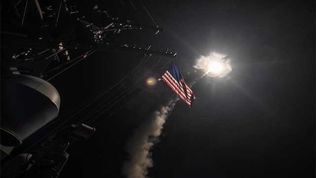 EE. UU. bombardea con 59 mísiles a Siria, dos días después del ataque con armas químicas EE. UU. bombardea con 59 mísiles a Siria, dos días después del ataque con armas químicas