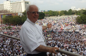 246718_Monseñor Víctor Tamayo acompaña la protesta que realizan miles de padres de la ciudad. Foto. Diana Comas