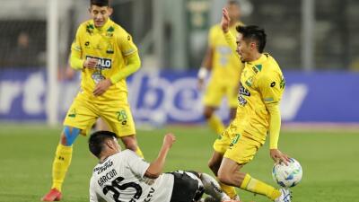 Colo Colo y Bucaramanga en acción de juego en la Copa Libertadores. 