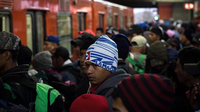 Caravana de 5.000 inmigrantes deja la capital mexicana y reanuda su marcha hacia EE. UU. Caravana de 5.000 inmigrantes deja la capital mexicana y reanuda su marcha hacia EE. UU.