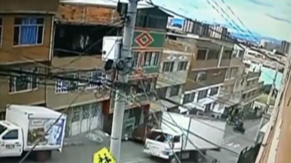 Camión se estrella contra colegio en Bogotá Camión se estrella contra colegio en Bogotá