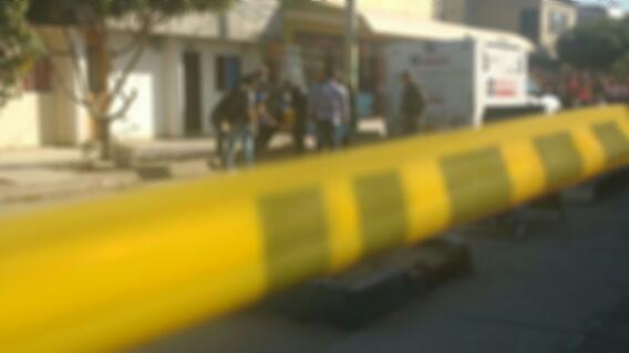 299985_Blu Radio/ Levantamiento del cuerpo del hombre que se suicidó luego de asesinar a su esposa. Foto: BLU Radio