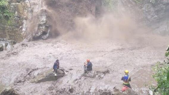 Creciente arrastra a dos personas en Villeta Creciente arrastra a dos personas en Villeta