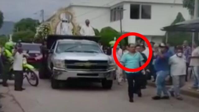 ¡Insólito! Este alcalde en La Guajira fue sorprendido en medio de una procesión y sin usar tapabocas