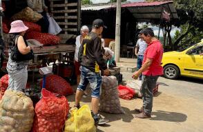Cultivadores de papa vendieron sus productos sin intermediarios en la Ciudad. Slide1.jpg
