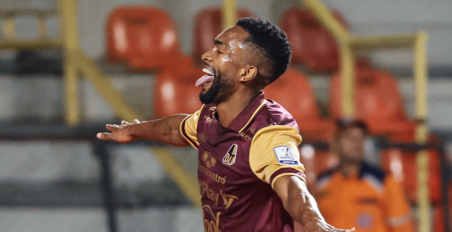 Jersson González festejando anotación con el Deportes Tolima.