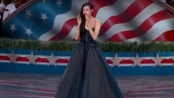 287134_Blu Radio / Sofia Carson en celebración del 4 de julio. Foto: Youtube