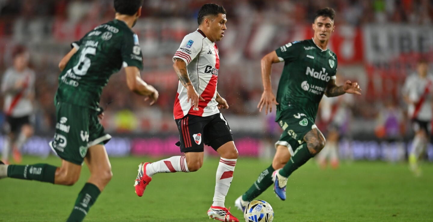 Juan Fernando Quintero (10) en acción de juego con River Plate en el fútbol de Argentina. 