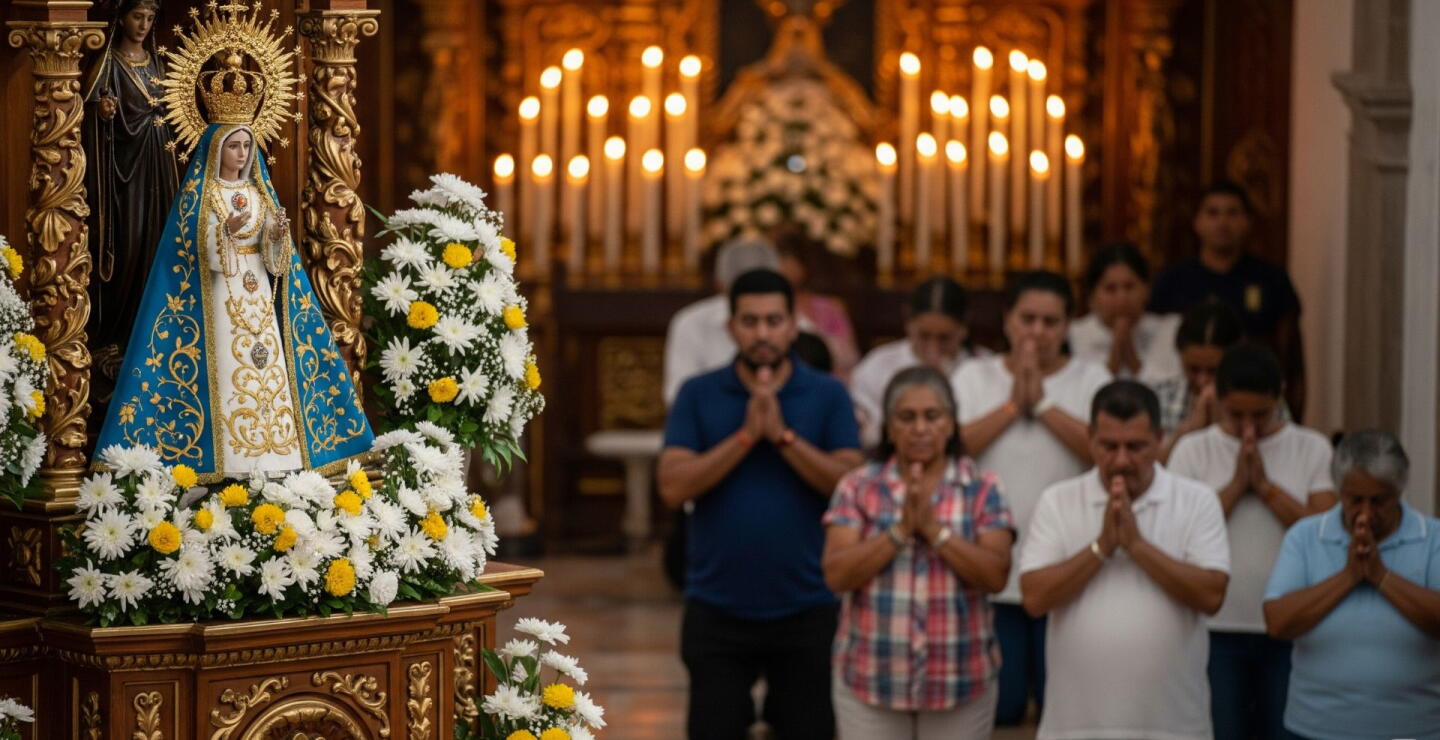 Personas en un altar haciendo la oración a la Virgen del Carmen