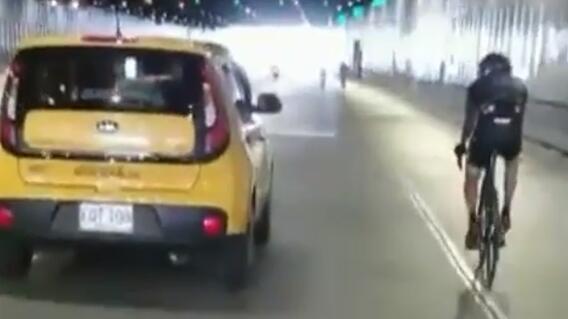 25699_Taxista bota el carro a ciclista en Medellín - Foto Instagram 25699_Taxista bota el carro a ciclista en Medellín - Foto Instagram