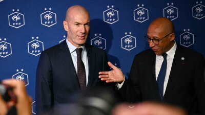 Zinedine Zidane y Philippe Diallo posan en la FFF tras la presentación del nuevo seleccionador de Francia.