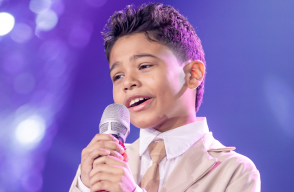 Bastián Sampayo muestra sus dibujos de los Entrenadores de La Voz Kids