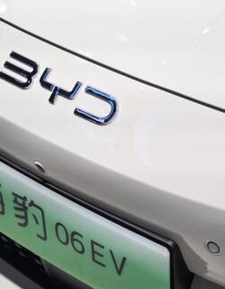 Un modelo BYD Seal 06 EV se exhibe durante la 21ª Exposición Internacional de la Industria Automotriz de Shanghái en el Centro Nacional de Exposiciones y Convenciones de Shanghái el 23 de abril de 2025.