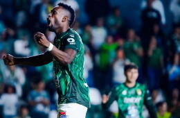 Diber Cambindo celebra sus dos goles con León en la Liga MX.