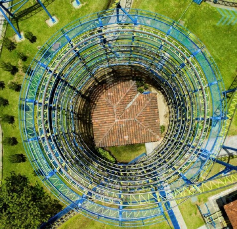 Susto en Parque del Café: visitantes tuvieron que caminar por riel de montaña rusa varada Susto en Parque del Café: visitantes tuvieron que caminar por riel de montaña rusa varada