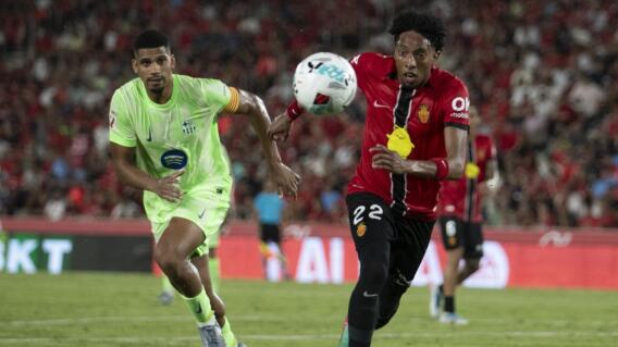 Johan Mojica (22) en acción de juego con Mallorca frente al Barcelona por la Liga de España. 