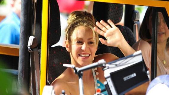 120728_shakira_saludo.jpg