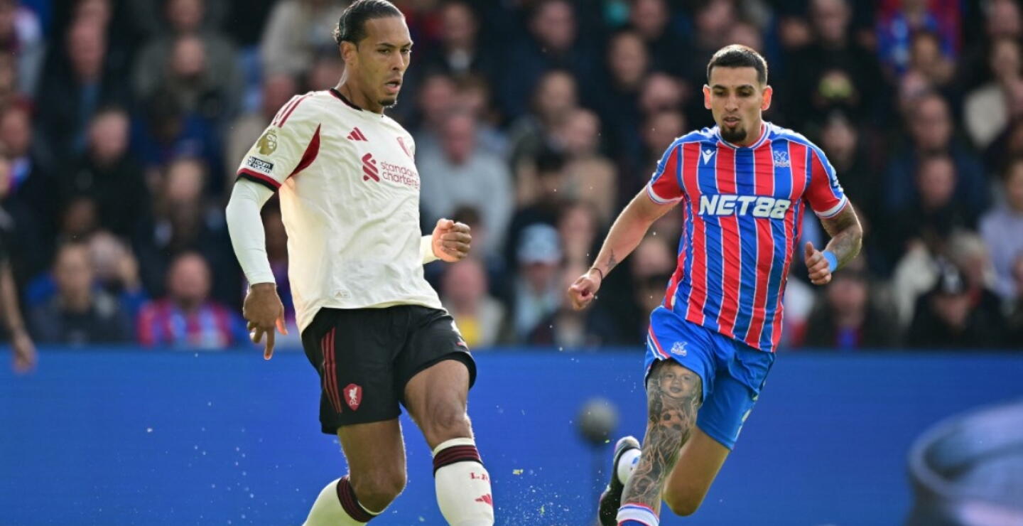 Daniel Muñoz (der.) en acción de juego con el Crystal Palace frente al Liverpool. 