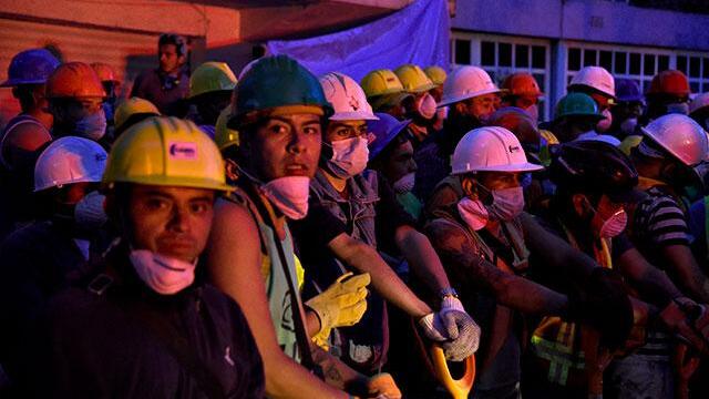 Hasta con las uñas y aguantando la lluvia, rescatistas pasaron la madrugada moviendo escombros