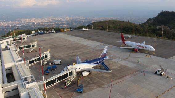 356013_BLU Radio. Aeropuerto Palonegro. Foto: Aerooriente 356013_BLU Radio. Aeropuerto Palonegro. Foto: Aerooriente