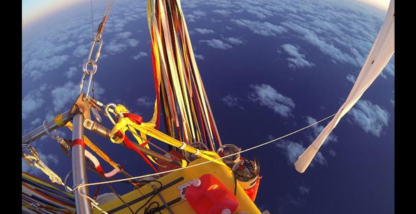 Los pilotos aterrizaron frente a la península mexicana de Baja California, en un punto a unos 480 kilómetros (300 millas) al norte de Cabo San Lucas. Fueron recibidos por un equipo de entusiastas, que ayudaron con el aterrizaje.