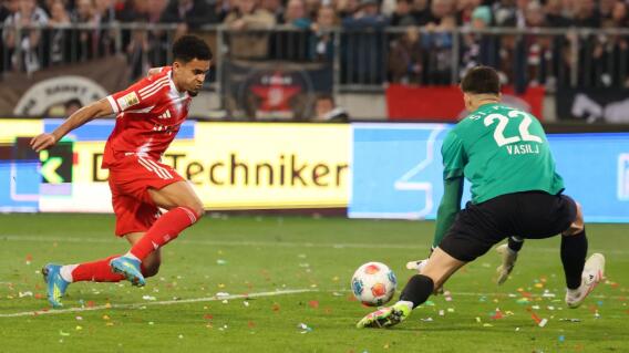 Luis Díaz en St. Pauli vs. Bayern Múnich en la Bundesliga.