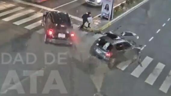 ¿Se salvó de milagro? Mujer quedó en medio de violento choque resultó ilesa ¿Se salvó de milagro? Mujer quedó en medio de violento choque resultó ilesa