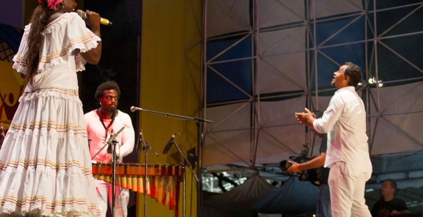 En marimba, Los Alegres del Telembí quienes interpreta aires tradicionales de la costa centro-sur del pacífico colombiano. En marimba, Los Alegres del Telembí quienes interpreta aires tradicionales de la costa centro-sur del pacífico colombiano.