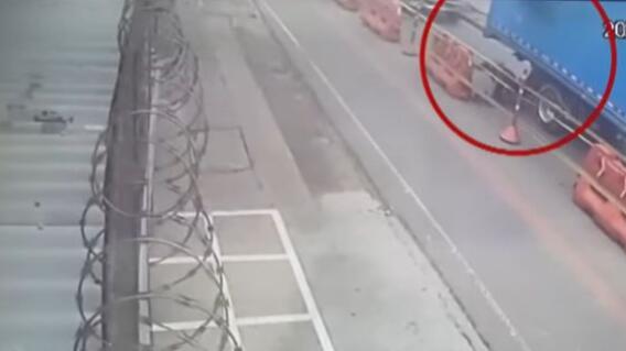 Ciclista se salva de milagro Ciclista se salva de milagro