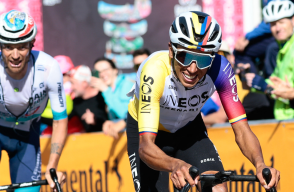 Así fue la llegada de Egan Bernal (INEOS Grenadiers) y Damiano Caruso (Bahrain Victorious) en la etapa 16 del Giro de Italia 2025