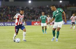 Acción de juego entre Junior y Palmeiras en Copa Libertadores.