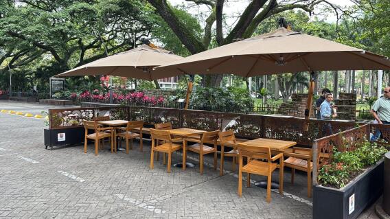 Ocupación temporal de una zona peatonal por parte de un restaurante generó molestia en Cali.